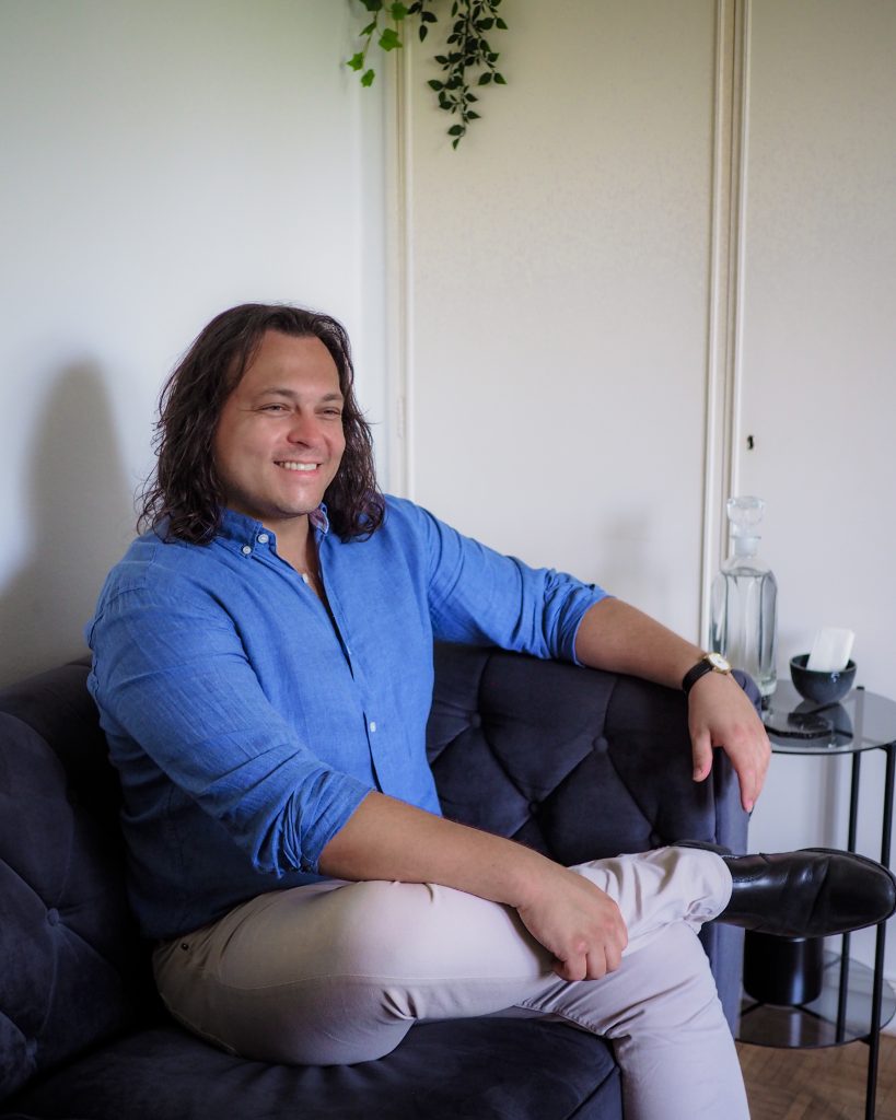 Psychotherapeut Jakob Eichinger sitzend im Therapieraum